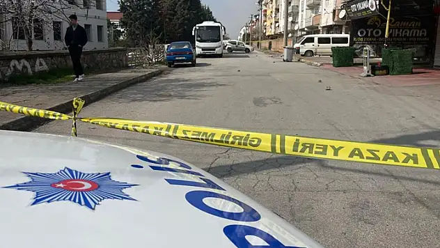 Oto galeride dehşet: Kurşun anne ve 2 çocuğun oturduğu salona isabet etti
