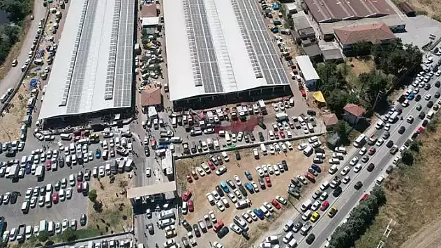 Oto pazarını aratmayan yoğunluk! Kilometrelerce araç kuyruğu oluştu
