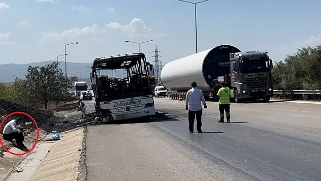 Otobüs alevlere teslim oldu: Yangın otluk alana sıçradı, 41 yolcu tahliye edildi
