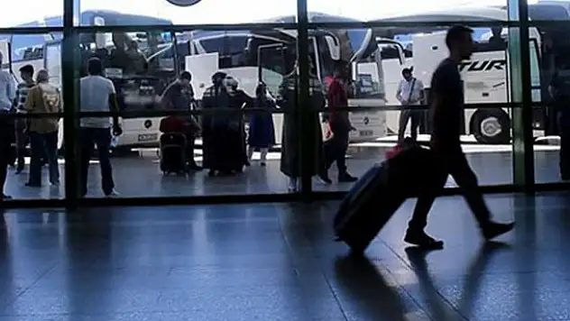 Otobüs biletleri tükendi, ek seferler de doluyor