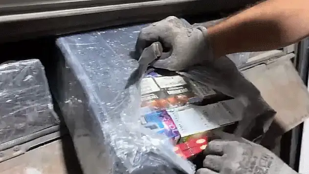 Otobüs çamurluğundaki gizli bölmeden kaçak elektronik sigara ve sigara ele geçirildi