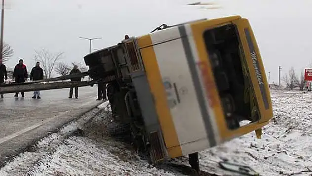 Otobüs devrildi: 19 yaralı