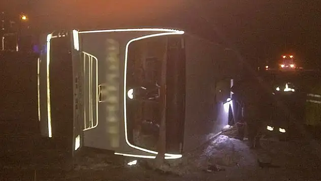 Otobüs devrildi: 23 yaralı