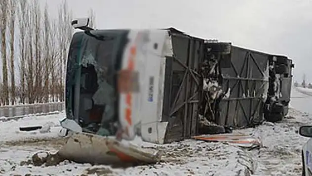 Otobüs devrildi: 33 yaralı