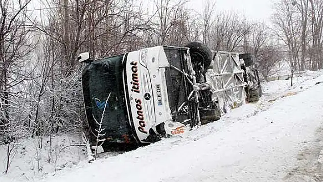 Otobüs devrildi: 35 yaralı