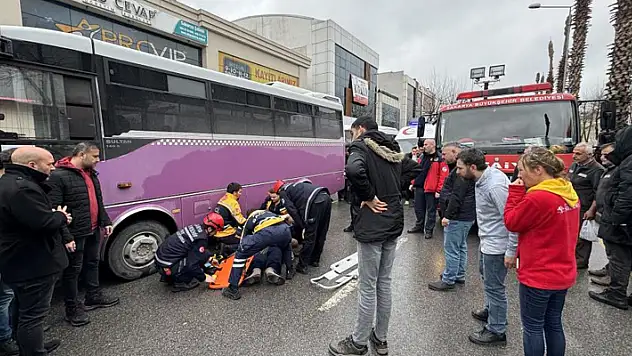 Otobüs durağında feci kaza: Kadın, geri manevra yapan otobüsün altında kaldı
