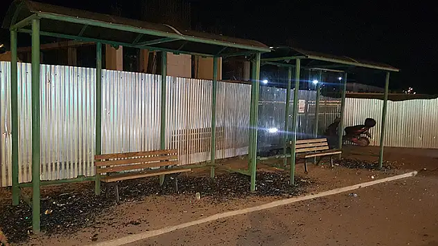 Otobüs durağının camlarını kıran şahıs kamerada