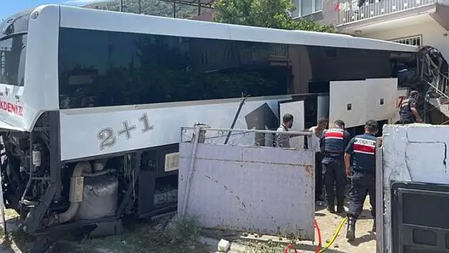 Otobüs eve çarptı! 1 kişi öldü
