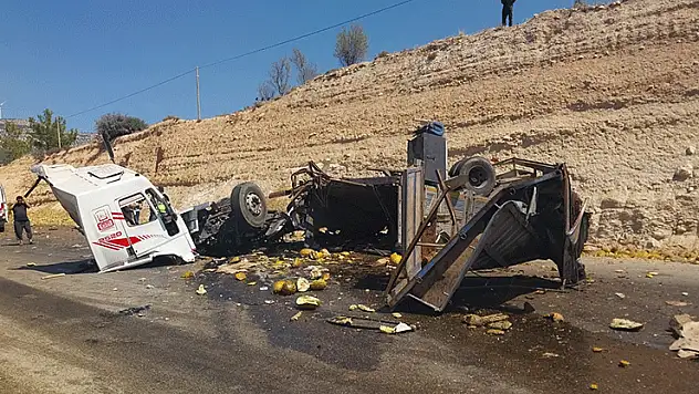 Otobüs ile kamyon çarpıştı: Ölü ve yaralılar var