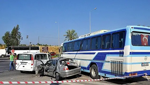 Otobüs ile otomobil çarpıştı: 5 ölü, 1 yaralı