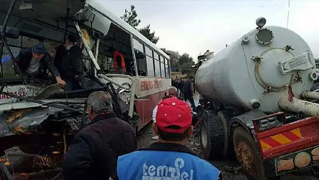 Otobüs ile tanker çarpıştı: 20 yaralı