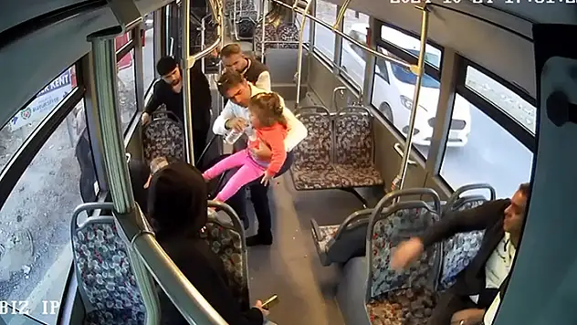 Otobüs şoförü, 2 yaşındaki çocuğu Heimlich manevrasıyla kurtardı
