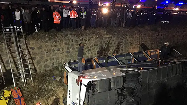 Otobüs su kanalına devrildi: 8 ölü, 28 yaralı