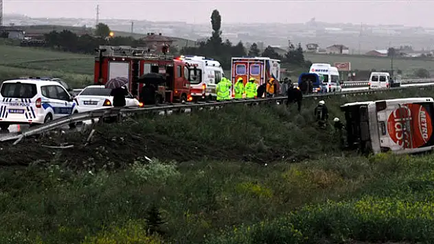 Otobüs tarlaya uçtu: 1'i ağır 21 yaralı