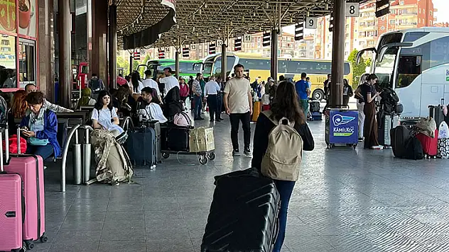 Otobüs terminalleri en yoğun günlerini yaşıyor
