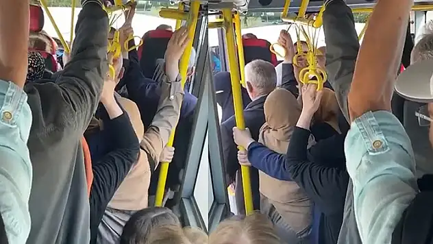 Otobüs tıklım tıklım doldu, yolcuya kızan şoför hareket etmedi