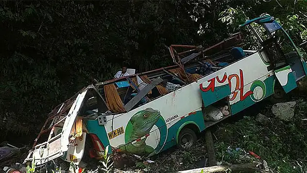 Otobüs uçuruma yuvarlandı: 16 ölü