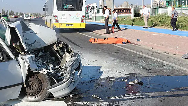 Otobüse çarpıp aracından yola fırlayan sürücü hayatını kaybetti