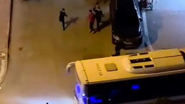 Otobüse turunç fırlattılar