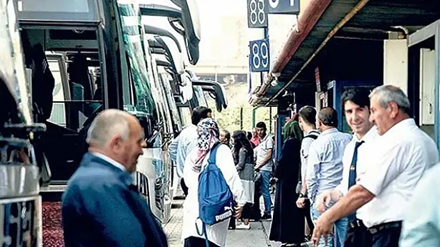 Otobüslerde aynı aileden olanlar için yan yana oturma yasağı kalktı