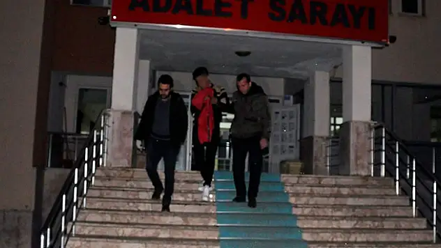 Otobüste eroinle yakalananlardan 1'i tutuklandı