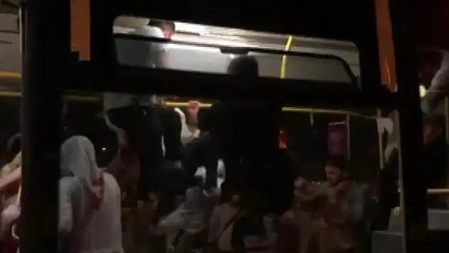 Otobüste tekmelerin havada uçuştuğu 'maske takma' kavgası kamerada
