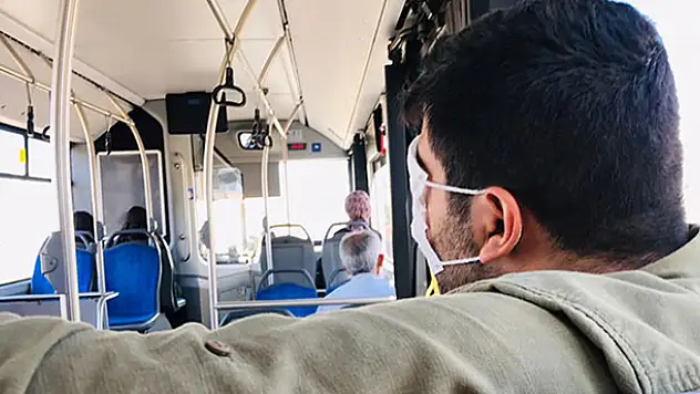 Otobüste yolculuk yaptı, maskeyle ağzı ve burnu yerine gözlerini kapattı
