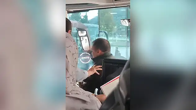 Otobüste yumruklu kavga kamerada
