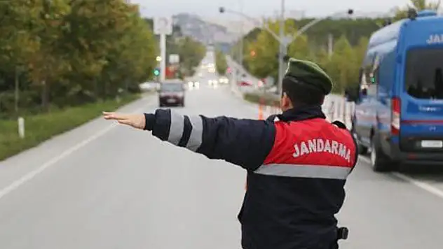 Otobüsteki tedirgin haliyle yakayı ele verdi