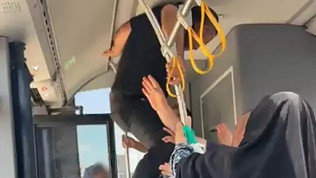 Otobüsteki yumruklu kavga kameralara yansıdı