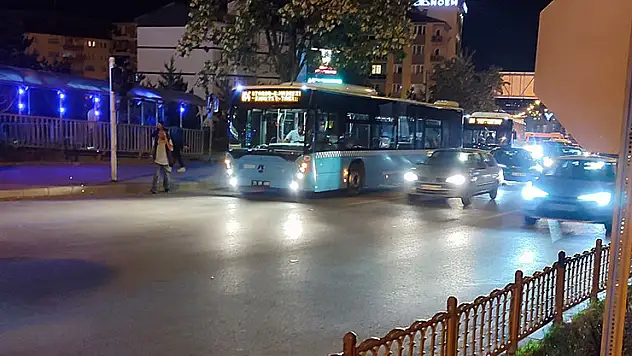 Otobüsten inen kadın yolcuya motosiklet çarptı