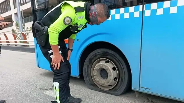 Otobüsün lastiği bomba gibi patladı, sürücünün dikkati faciayı önledi