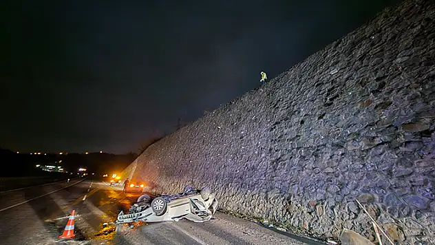 Otomobil 15 metreden anayola düştü: 2 ölü, 1 yaralı

