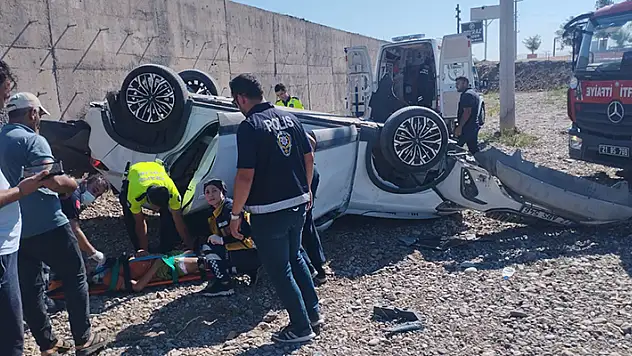 Otomobil 3 metre yüksekten düştü: 1'i ağır, 5 yaralı
