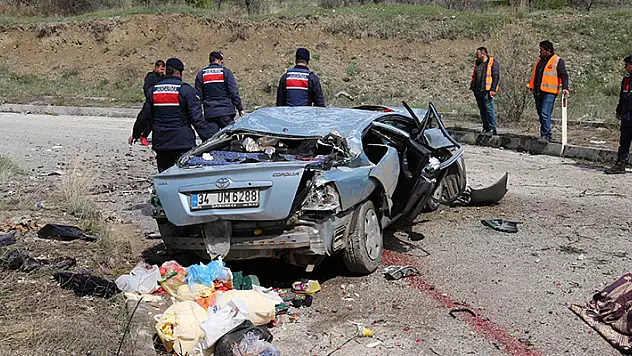 Otomobil 5 metreden alt geçide devrildi: 1'i çocuk 3 ölü, 2 yaralı

