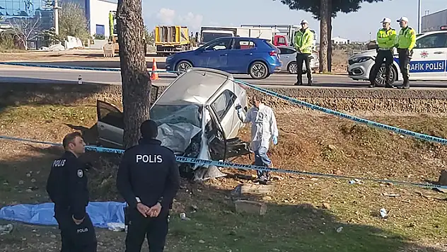 Otomobil ağaca çarptı: 17 yaşındaki sürücüsü öldü, 8 yaşındaki kardeşi yaralı

