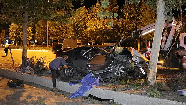 Otomobil ağaca çarptı: 2 ölü, 1 ağır yaralı