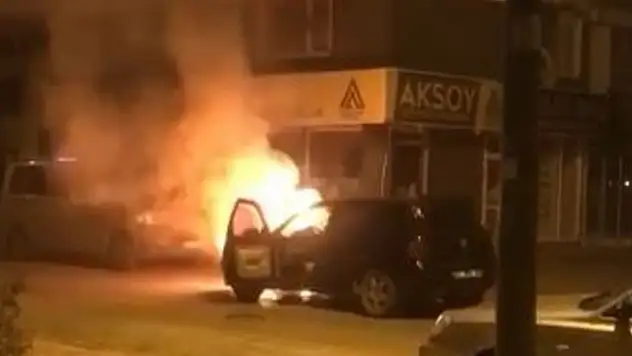 Otomobil alev alev aldı, o hem kaydetti hem de uyarılarda bulundu
