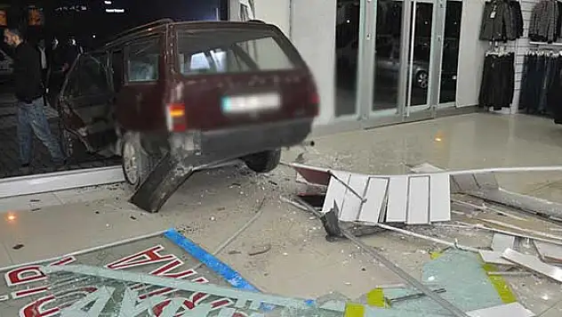 Otomobil alışveriş merkezine girdi