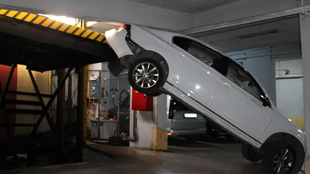 Otomobil, asansörlü otoparka sıkıştı

