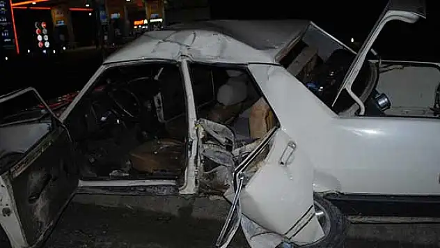 Otomobil aydınlatma direğine çarptı: 1 ölü, 1 yaralı