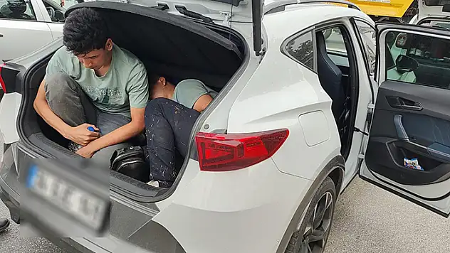 Otomobil bagajı ile minibüste 22 kaçak göçmen yakalandı,1 organizatör tutuklandı
