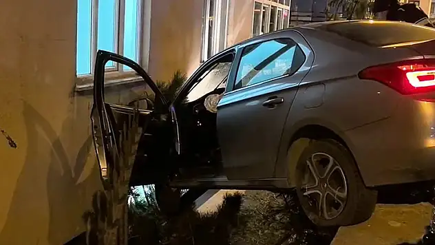 Otomobil bahçe duvarında asılı kaldı