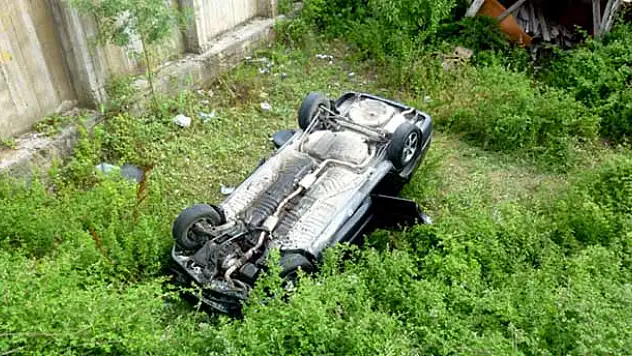 Otomobil bahçeye uçtu: 4 yaralı