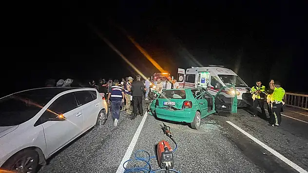 Otomobil bariyerlere çarptı: 1 ölü, 5 yaralı
