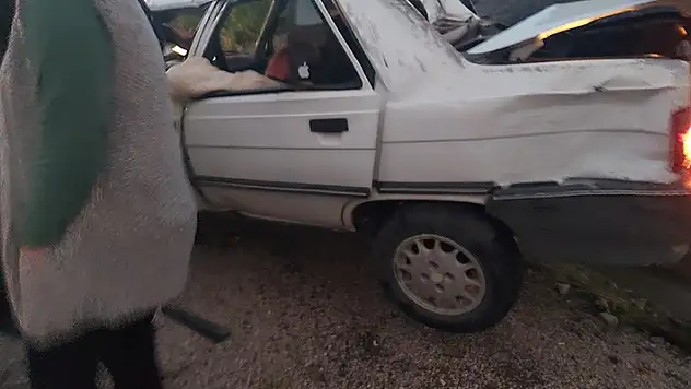 Otomobil, bariyerlere çarptı: 2 yaralı
