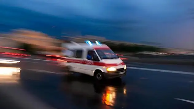 Otomobil bariyerlere çarptı: 3 yaralı