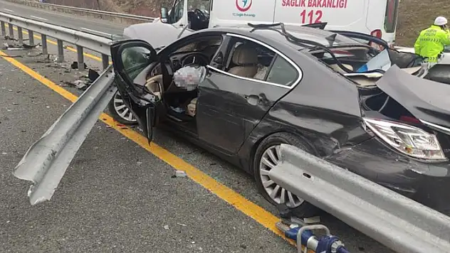 Otomobil bariyerlere ok gibi saplandı: 1 ölü, 1 yaralı
