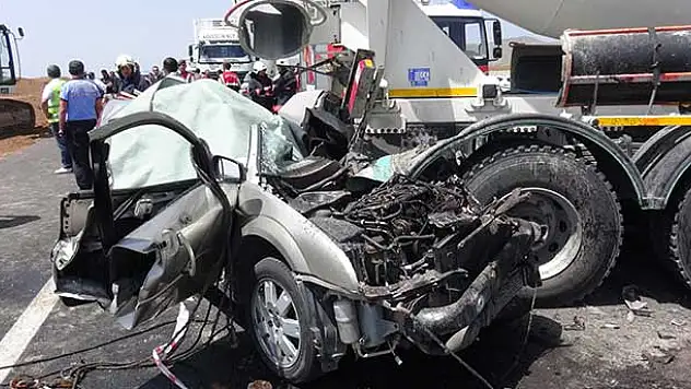 Otomobil beton mikserine çarptı: 3 ölü, 1 yaralı
