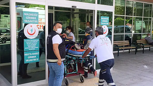 Otomobil biçerdövere çarptı: 3 yaralı